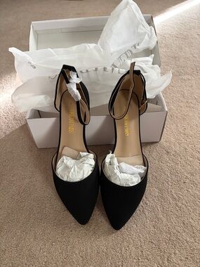 Dream Pairs Black Pointed Toe Ankle Strap Heels